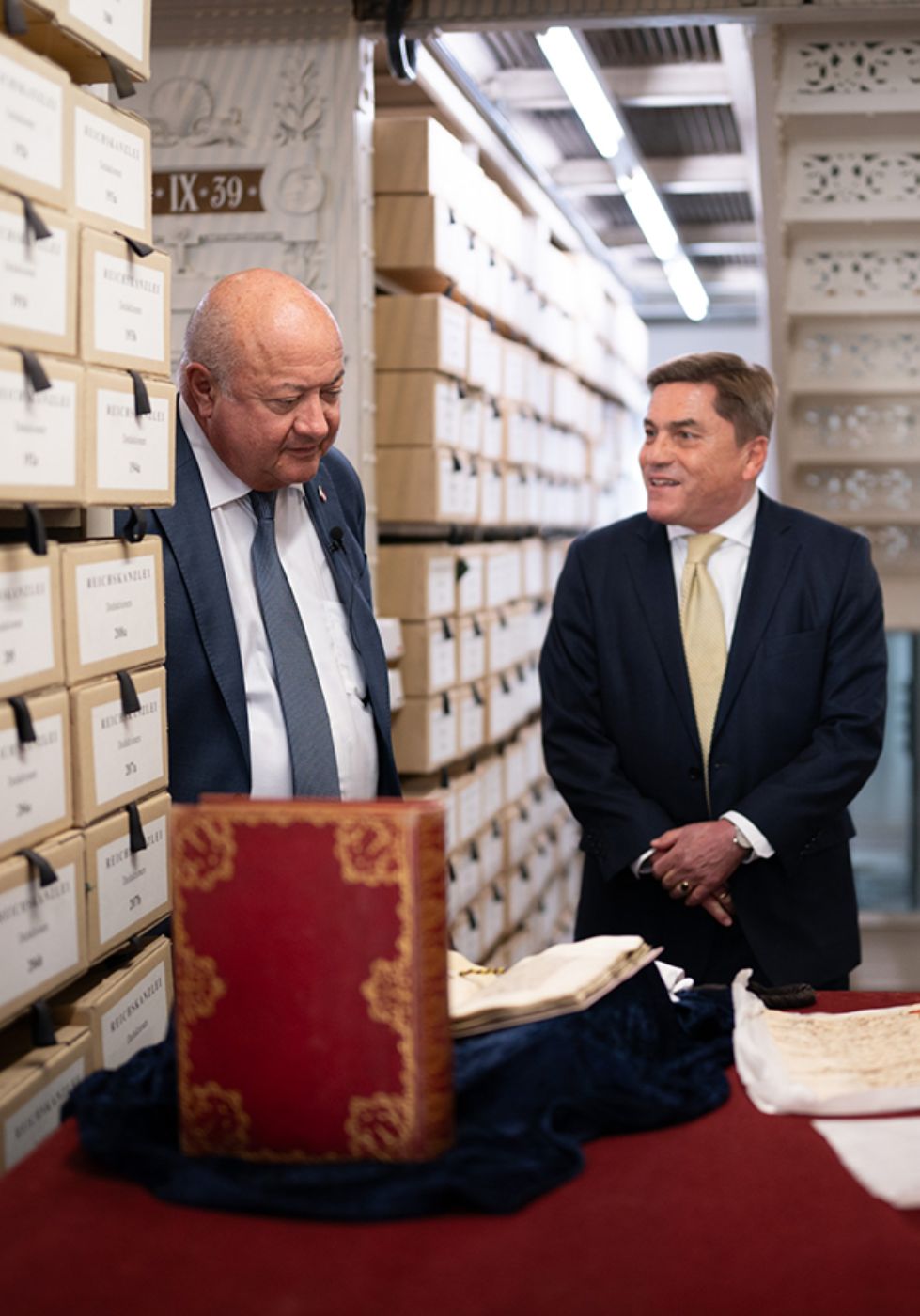 Bundeskanzler Christian Stocker und Generaldirektor Helmut Wohnout mit der Schlussakte des Wiener Kongresses