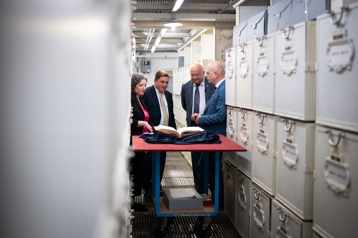 Kathrin Kininger, Helmut Wohnout, Christian Stocker und Thomas Just mit der Schlussakte des Wiener Kongresses