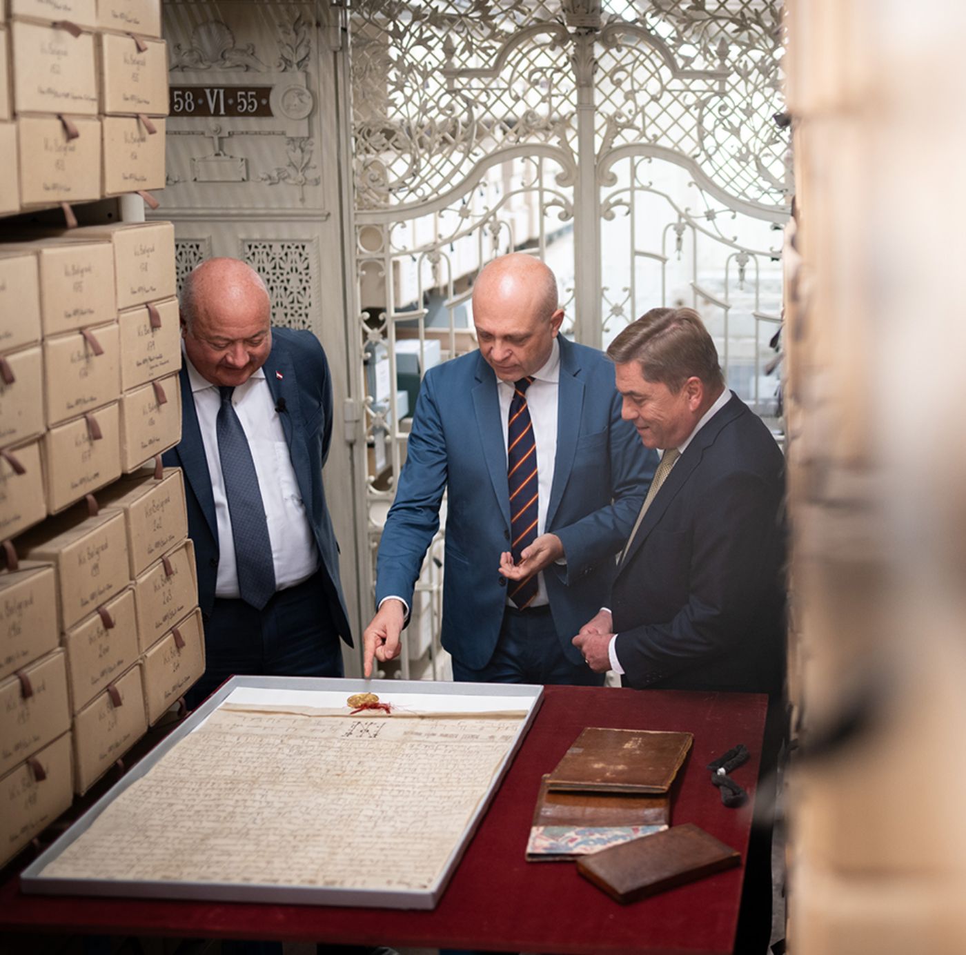 Christian Stocker, Thomas Just und Helmut Wohnout mit dem Privilegium Maius