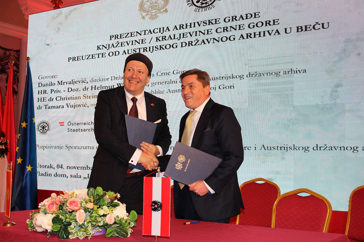 Danilo Mrvaljević und Helmut Wohnout bei der Unterzeichnung