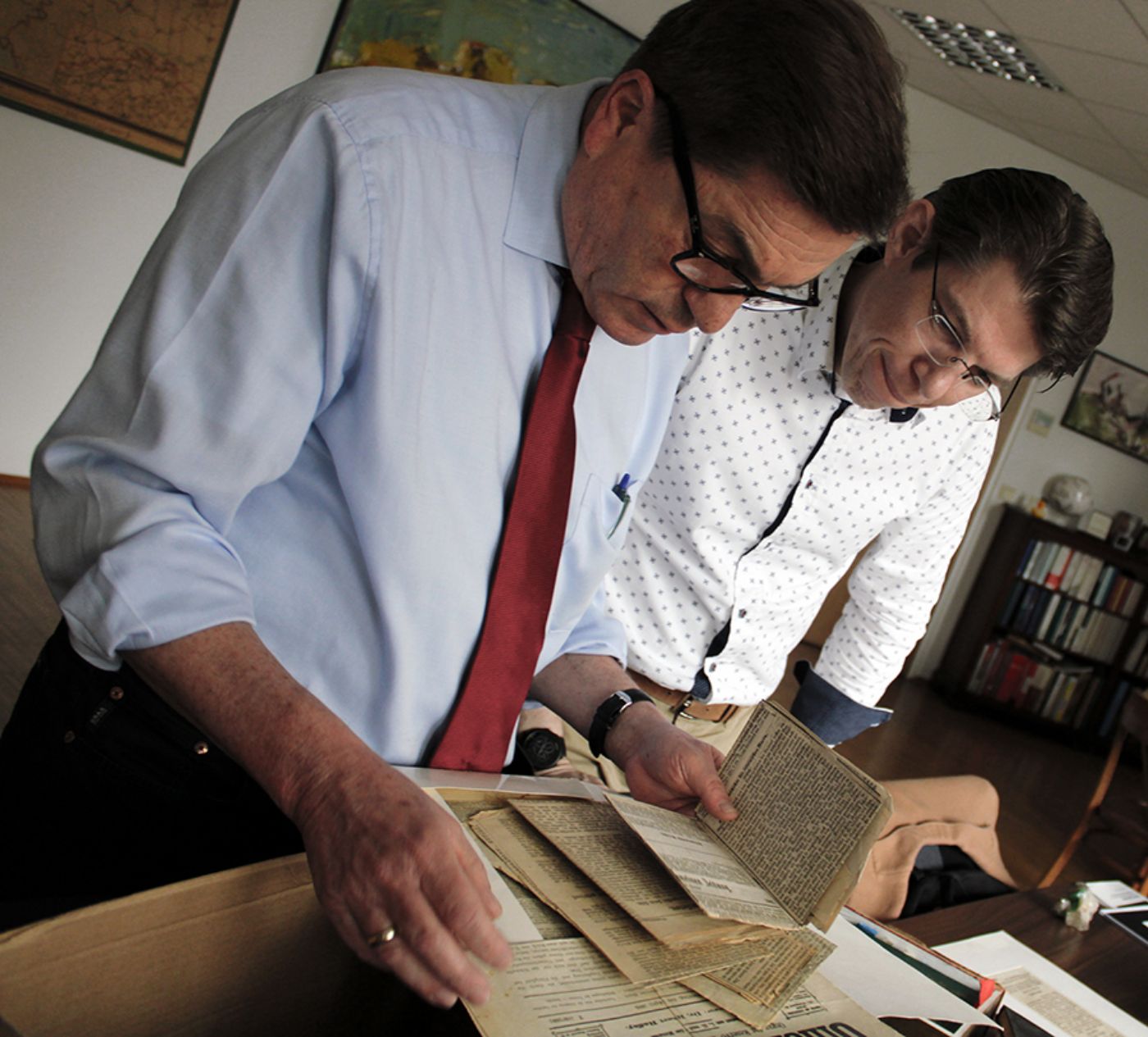Helmut Wohnout und Harald Fiedler mit dem Nachlass Kuhn von Kuhnenfeld