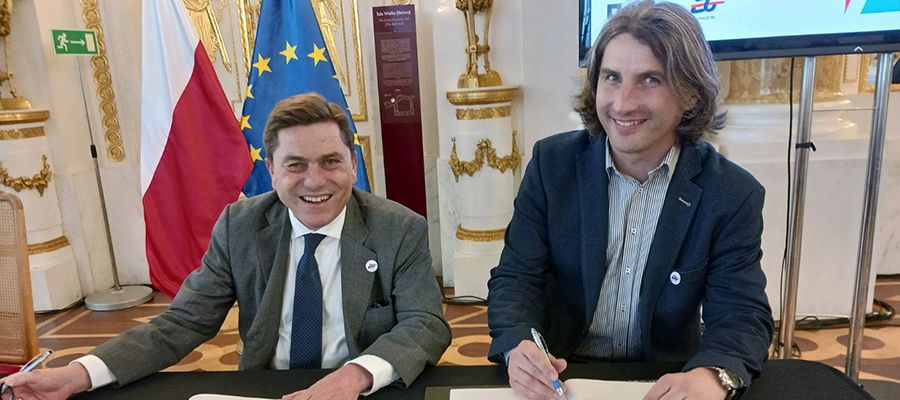 Helmut Wohnout und Milan Vojacek bei der Unterschrift