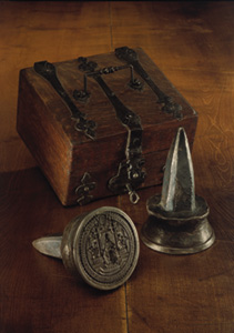 Bullenstempel der Kaiser Matthias, Ferdinand II., Ferdinand III. mit verschließbarer Holzkassette (1613- 1657)